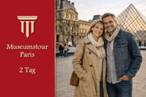 2-Tages-Museumstour Paris: Ein Paar vor der Glaspyramide des Louvre als Teil eines intensiven zweitägigen Kulturprogramms
