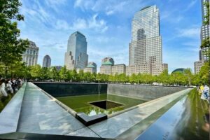 9/11 Memorial Museum - New York City - Gedenkbecken am World-Trade-Center-Gelände mit Skyline von Lower Manhattan.