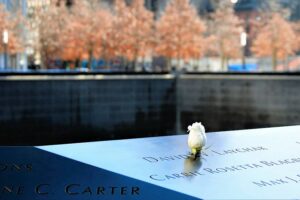 9/11 Memorial Museum - New York City - Gedenktafel mit eingravierten Namen und weißer Rose.