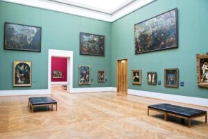 Alte Pinakothek – München – Ausstellung in der oberen Galerie Saal V mit grünen Wänden und großformatigen Ölgemälden, unter anderem dem Gonzaga-Zyklus von Jacopo Tintoretto