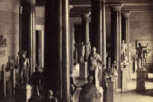 Altes Museum - Berlin - Ausstellungsraum im der Statue Artemis Colonna im Jahr 1906