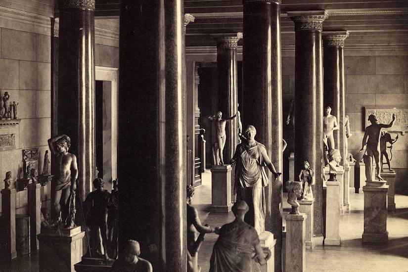 Altes Museum - Berlin - Ausstellungsraum im der Statue Artemis Colonna im Jahr 1906