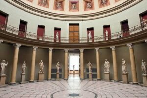 Altes Museum - Berlin - Rotunde mit der Bronzestatue des Betenden Knaben