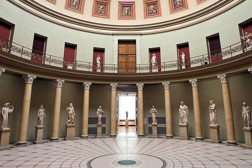Altes Museum - Berlin - Rotunde mit der Bronzestatue des Betenden Knaben
