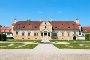 Altes Schloss Schleißheim - Außenansicht der symmetrischen Schlossfassade mit gepflegtem Barockgarten