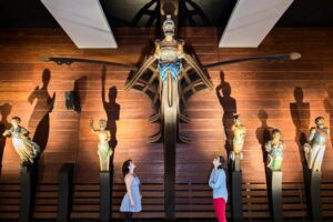 Altonaer Museum - Hamburg - Galionsfigurensaal: Besucher betrachten die beeindruckende Sammlung historischer Galionsfiguren aus Holz