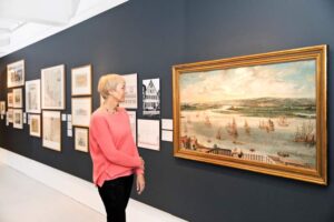 Altonaer Museum - Hamburg - Stadtgeschichte: Eine Besucherin betrachtet ein historisches Ölgemälde des Hamburger Hafens