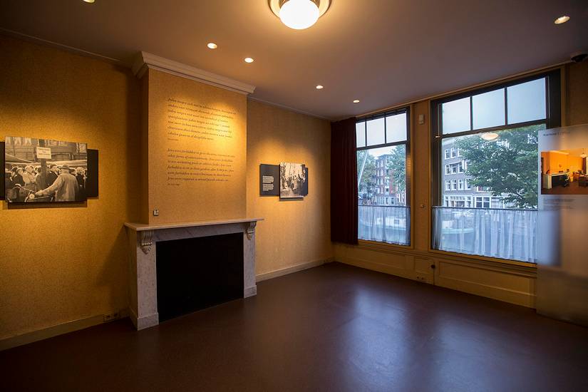 Anne Frank Haus - Amsterdam - Ausstellungsraum mit historischen Aufnahmen