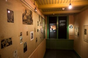 Anne Frank Haus - Amsterdam - Zimmer von Anne Frank und Fritz Pfeffer mit persönlichen Fotos im Hinterhaus