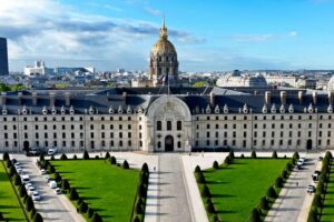 Armeemuseum - Paris - Hôtel des Invalides mit goldener Kuppel und weitläufigem Vorplatz