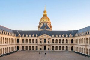 Armeemuseum - Paris - Innenhof des Musée de l’Armée mit Kanonen und der goldenen Kuppel der Kirche Saint-Louis im Hintergrund