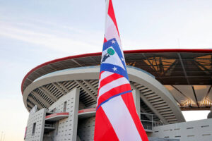 Atletico Madrid Stadium - Riyadh Air Metropolitano - Außenansicht mit Vereinsflagge