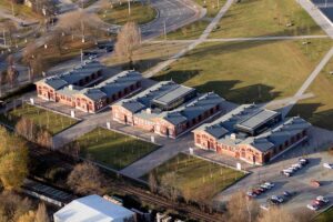 Auswanderermuseum BallinStadt Hamburg - Außenansicht: Die historischen Rekonstruktionen der Auswandererhallen auf der Elbinsel Veddel in der Luftaufnahme