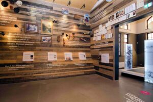 Auswanderermuseum BallinStadt Hamburg - Ausstellung Haus 1: Blick in die Ausstellung über die Geschichte der Migration und die weltweiten Auswandererstationen