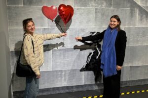 Banksy Museum - New York City - Besucherinnen vor dem Banksy-Motiv'Girl with Balloon'