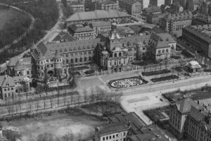 Bayerisches Nationalmuseum - München - Historische Schwarz-Weiß-Luftaufnahme aus dem Jahr 1910 mit Blick auf das Viertel an der Prinzregentenstraße