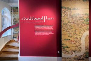 Bergedorf Museum - Hamburg - Informationstafel zur Ausstellung'stadtlandfluss - unterwegs in Bergedorf' mit historischer Landkarte