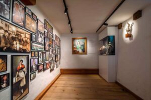 Bier- & Oktoberfestmuseum - München - Ausstellungsraum: Fotowand mit historischen Aufnahmen