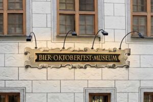 Bier- und Oktoberfestmuseum München - Fassade: Historisches Museumsschild am ältesten Bürgerhaus Münchens