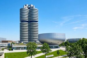 BMW Museum - München - Außenansicht: Das Vierzylinder-Hauptgebäude und die silberne Museumsschüssel