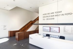 Bucerius Kunst Forum Hamburg - Foyer: Der moderne, lichtdurchflutete Eingangsbereich des Kunstforums