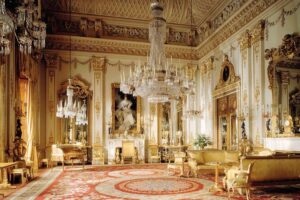 Buckingham Palace - London - Weißes Empfangszimmer: Ein eleganter Salon mit Gold- und Weiß-Dekor, filigranen Stuckarbeiten, großen Fenstern und zahlreichen historischen Möbeln, einschließlich eines Klaviers