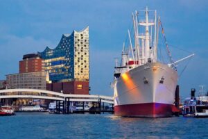 Cap San Diego - Museumsschiff - Hamburg - Liegeplatz: Das Museumsschiff an der Überseebrücke bei Nacht