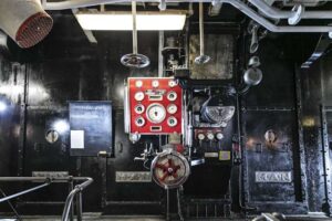 Cap San Diego - Museumsschiff - Hamburg - Maschinenfahrstand: Historische Armaturen im Maschinenraum des Schiffs