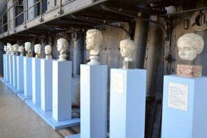 Centrale Montemartini - Rom - Römische Portraitbüsten vor den gigantischen Dieselmotoren des ehemaligen Wärmekraftwerks