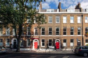 Charles Dickens Museum - London - Außenansicht: Blick auf das Museum mit roten Türen in der 48 Doughty Street