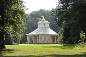 Chinesisches Haus – Goldene Figuren & Pavillonkunst