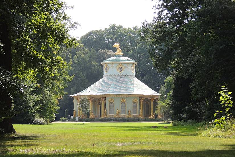 Chinesisches Haus – Goldene Figuren & Pavillonkunst