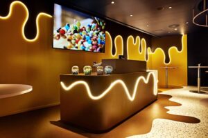 CHOCOVERSUM - Hamburg - Schokoladenwerkstatt: Eine Station zum Verzieren eigener Schokolade