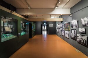 Churchill War Rooms - London - Ausstellungsbereich mit einer Galerie aus historischen Schwarz-Weiß-Fotos und Infotafeln