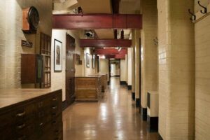 Churchill War Rooms - London - Bunkergang mit originalen Ziegelwänden und roten Stahlträgern zur Deckenverstärkung