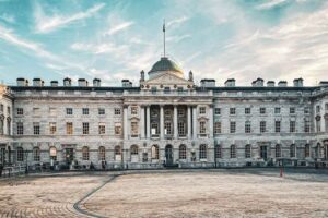 Courtauld Gallery - London - Außenansicht: Die prachtvolle neoklassizistische Fassade des Somerset House mit dem großen Innenhof und der zentralen Kuppel