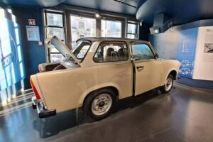 Trabant-Fahrsimulator im DDR Museum, interaktive Ausstellung zur DDR-Mobilität