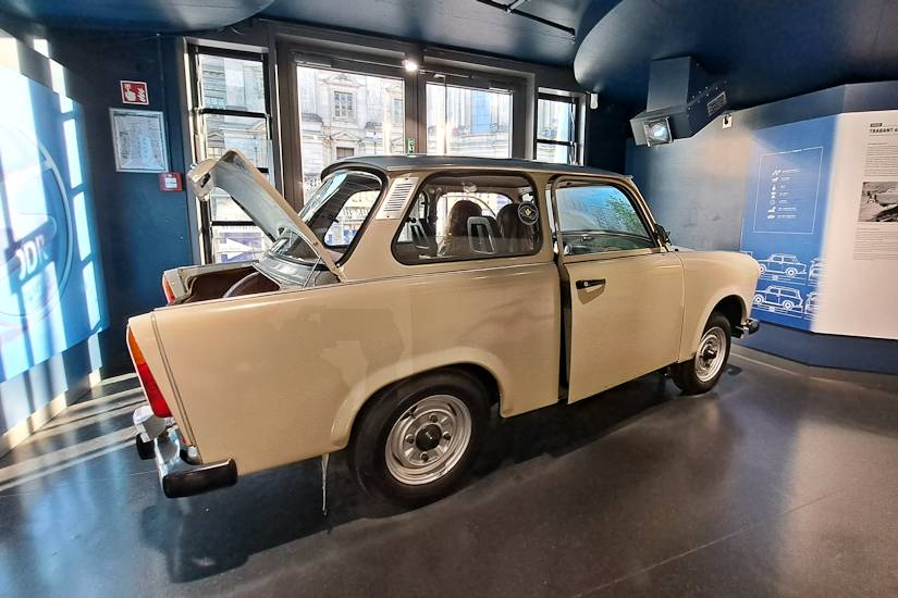 Trabant-Fahrsimulator im DDR Museum, interaktive Ausstellung zur DDR-Mobilität