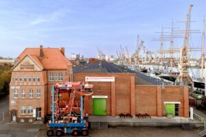 Deutsches Hafenmuseum - Hamburg - Außenansicht: Schuppen 50A im Hansahafen mit historischen Kränen und dem Van-Carrier