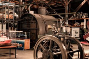 Deutsches Hafenmuseum - Hamburg - Schaudepot: Blick ins Depot mit massiven historischen Dampfmaschinen und maritimen Exponaten
