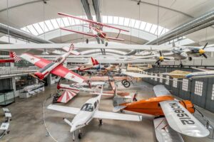 Deutsches Museum Flugwerft Schleißheim - Historische Werfthalle mit einer Sammlung von Sport-, Reise- und Segelflugzeugen