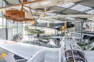 Deutsches Museum Flugwerft Schleißheim - Neue Halle mit zahlreichen historischen Flugzeugen, darunter eine Heinkel He 111 im Vordergrund