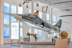 Deutsches Museum - München - Ausstellung: Moderne Luftfahrt mit Lockheed F-104 Starfighter Kampfflugzeug