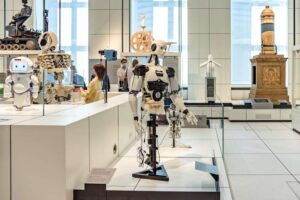Deutsches Museum - München - Ausstellung: Robotik mit verschiedenen humanoiden Robotern und interaktiven Exponaten, die die historische Entwicklung bis zur heutigen KI zeigen