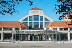Deutsches Museum Verkehrszentrum - München - Außenansicht des Museums an der Theresienhöhe mit modernem Glaseingang und historischer Halle