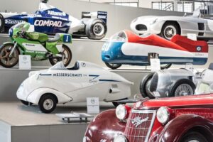 Deutsches Museum Verkehrszentrum - München - Ausstellung Mobilität und Technik zum Rad- und Motorsport mit historischen Sportfahrzeugen auf drei raumgreifenden Stufen in Halle III