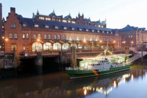 Deutsches Zollmuseum - Hamburg - Außenansicht: Das historische Zollgebäude an der Kornhausbrücke mit dem Zollboot Oldenburg