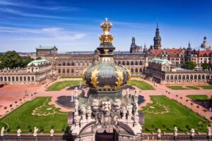 Dresdner Zwinger - Dresden - Kronentor mit Sicht auf den Innenhof