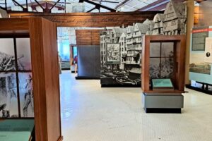 Ellis Island National Museum of Immigration - New York City - Ausstellungsraum mit Vitrinen, Infotafeln