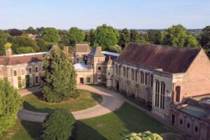 Eltham Palace - London - Außenansicht: Die Gebäudeanlage mit mittelalterlicher Great Hall und Art-Déco-Flügel